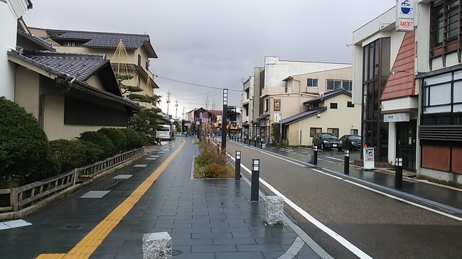 ご覧戴きましてありがとうございます。<br /> 2017年11月23日~2017年11月26日の4日間、JR東海が発売している「北陸観光フリーきっぷ」を利用して北陸地方ならびに岐阜県の飛騨高山を散策してきました。<br /> 今回は4日間の行程かつ写真の枚数が多いため、10部構成での公開を予定しており、各パートの主な内容は以下のとおりです。<br /><br />◎パート1→自宅の最寄駅である浜松駅から北陸地方までの移動の様子、金沢でのランチの様子、北陸観光フリーきっぷの内容等<br />◎パート2→和倉温泉での散策の様子等<br />◎パート3→金沢~宇奈月温泉間の移動の様子、宇奈月温泉付近の散策の様子<br />◎パート4→宇奈月温泉付近の散策の様子、富山市内でのランチの様子等<br />◎パート5→金沢市内の散策の様子、富山~福井間の移動の様子<br />◎パート6→芦原温泉の温泉街付近の散策の様子、三国港付近での散策の様子、えちぜん鉄道三国芦原線について<br />◎パート7→敦賀市内の散策の様子、敦賀でのランチの様子等<br />◎パート8→島尾海浜公園・雨晴海岸での散策の様子、ハットリくん列車について等<br />◎パート9→観光列車「べるもんた」について、高岡~高山間の移動の様子、高山市内の散策の様子等<br />◎パート10→高山市内の散策の様子、高山~浜松間の移動の様子<br /><br /> そのうち今回はパート6ですので、芦原温泉の温泉街付近の散策の様子、三国港付近での散策の様子、えちぜん鉄道三国芦原線についてご覧戴きます。