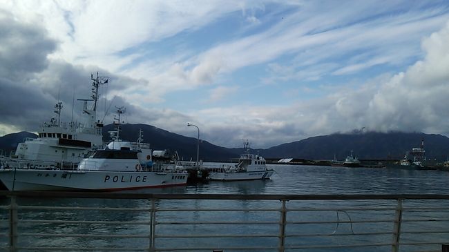 ご覧戴きましてありがとうございます。<br /> 2017年11月23日~2017年11月26日の4日間、JR東海が発売している「北陸観光フリーきっぷ」を利用して北陸地方ならびに岐阜県の飛騨高山を散策してきました。<br /> 今回は4日間の行程かつ写真の枚数が多いため、10部構成での公開を予定しており、各パートの主な内容は以下のとおりです。<br /><br />◎パート1→自宅の最寄駅である浜松駅から北陸地方までの移動の様子、金沢でのランチの様子、北陸観光フリーきっぷの内容等<br />◎パート2→和倉温泉での散策の様子等<br />◎パート3→金沢~宇奈月温泉間の移動の様子、宇奈月温泉付近の散策の様子<br />◎パート4→宇奈月温泉付近の散策の様子、富山市内でのランチの様子等<br />◎パート5→金沢市内の散策の様子、富山~福井間の移動の様子<br />◎パート6→芦原温泉の温泉街付近の散策の様子、三国港付近での散策の様子、えちぜん鉄道三国芦原線について<br />◎パート7→敦賀市内の散策の様子、敦賀でのランチの様子等<br />◎パート8→島尾海浜公園・雨晴海岸での散策の様子、ハットリくん列車について等<br />◎パート9→観光列車「べるもんた」について、高岡~高山間の移動の様子、高山市内の散策の様子等<br />◎パート10→高山市内の散策の様子、高山~浜松間の移動の様子<br /><br /> そのうち今回はパート7ですので、敦賀市内の散策の様子、敦賀でのランチの様子等をご覧戴きます。<br /> なおこの旅行記は当初、2018年2月7日の水曜日に公開する予定でしたが、現地の状況等を考慮した結果、4日遅れの2018年2月11日の日曜日の公開に変更させて頂きました。<br /> ご覧戴いている皆様には大変ご不便をお掛けしたことを改めてお詫び申し上げます。<br />