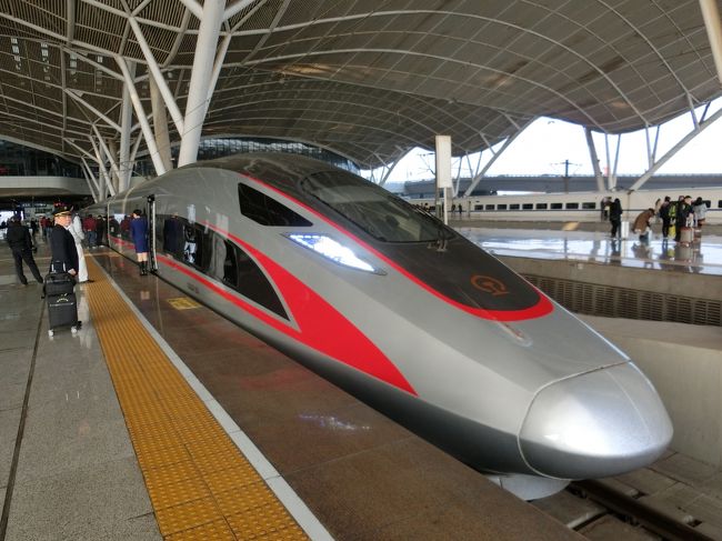 武漢駅から出張でたまたま乗った新幹線が復興号(CR400AF)だった。<br />この新幹線は中国オリジナル技術で製造されたもので、最高時速は350km。<br />スマートな外観もさることながら、静かで乗り心地も良く、まるで水の上を滑っているような走りだった。<br />現在北京ー上海、北京ー広州間の高速鉄道で運用されています。
