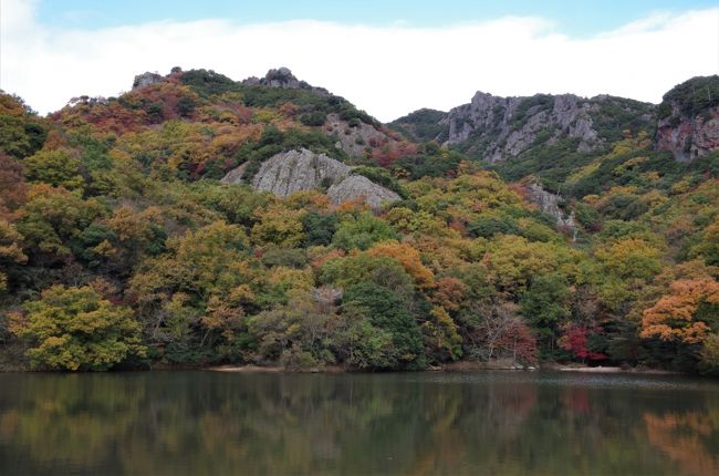 およそ3,000の島々が散らばる瀬戸内海。瀬戸内に面する街で育った自分にとって、瀬戸内は海の原風景。少年時代に眺め、何時かは行きたいと思っていた島々。それからうん十年、橋が通った島、芸術の島、世界遺産の島、時の流れとともに変わりゆく。<br /><br />今回の旅は、まずは紅葉の名所、寒霞渓を目指して小豆島へ。土庄の迷路の街を歩き、一泊。翌日は紅葉映える寒霞渓を歩きました。<br /><br />【旅程】<br />○11月23日（木）<br />岡山駅12：43（岡電バス）13：20新岡山港13：55（両備フェリー）15：05土庄港　　＜宿泊：旭屋旅館＞<br />○11月24日（金）<br />土庄港8：20（オリーブバス）8：52草壁港9：00（オリーブバス）9：14紅雲亭（寒霞渓ロープウェイ・徒歩）猪谷11：57（オリーブバス）12：09草壁港12：32（オリーブバス）13：03福田港（vol.16 家島編につづく）<br /><br />【島データ】<br />・小豆島（しょうどしま）　香川県土庄町、小豆島町<br />　面積：153.3平方km　周囲：126km　標高：817m　人口：28,764人（2016年）