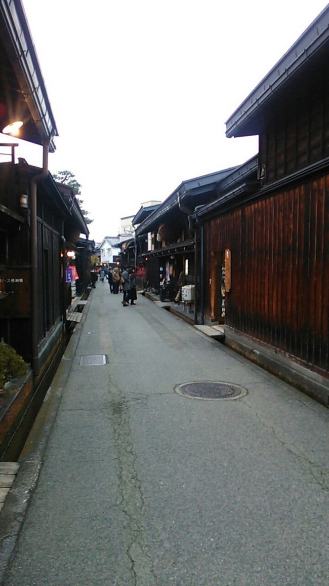 ご覧戴きましてありがとうございます。<br /> 2017年11月23日~2017年11月26日の4日間、JR東海が発売している「北陸観光フリーきっぷ」を利用して北陸地方ならびに岐阜県の飛騨高山を散策してきました。<br /> 今回は4日間の行程かつ写真の枚数が多いため、10部構成での公開を予定しており、各パートの主な内容は以下のとおりです。<br /><br />◎パート1→自宅の最寄駅である浜松駅から北陸地方までの移動の様子、金沢でのランチの様子、北陸観光フリーきっぷの内容等<br />◎パート2→和倉温泉での散策の様子等<br />◎パート3→金沢~宇奈月温泉間の移動の様子、宇奈月温泉付近の散策の様子<br />◎パート4→宇奈月温泉付近の散策の様子、富山市内でのランチの様子等<br />◎パート5→金沢市内の散策の様子、富山~福井間の移動の様子<br />◎パート6→芦原温泉の温泉街付近の散策の様子、三国港付近での散策の様子、えちぜん鉄道三国芦原線について<br />◎パート7→敦賀市内の散策の様子、敦賀でのランチの様子等<br />◎パート8→島尾海浜公園・雨晴海岸での散策の様子、ハットリくん列車について等<br />◎パート9→観光列車「べるもんた」について、高岡~高山間の移動の様子、高山市内の散策の様子等<br />◎パート10→高山市内の散策の様子、高山~浜松間の移動の様子<br /><br /> そのうち今回はパート9である為、観光列車「べるもんた」について、高岡~高山間の移動の様子、高山市内の散策の様子等をご覧戴きます。