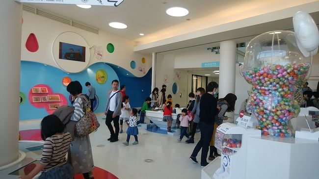 大人気の藤子・F・不二雄ミュージアム(長いので以下藤子Mと表記)へ行ってきました。<br /> 首都圏の人以外には交通が不便な場所にありますので、なかなか行く機会がなかったのですが、今回はみっちり計画。前日は川崎の駅前に宿泊。JR南武線で行きました。小田急で行く手もあるようです。首都圏以外に住んでいる方は(日帰りできそうもない方は)この沿線で宿泊すると便利です。<br /> 登戸駅からバスがあるとのことですが、かなり早く着きそうですので、ひと駅前の宿河原駅から徒歩の選択(徒歩ならば一番近いのがこの駅)で帰路はバスに乗ることに(後述)。そう、藤子Mの入場は予約した指定時間からしか入れませんので、早く行ってもただ待つだけなのです。そのチケットは藤子Mでは買えません。予めローソンで購入する必要がありますのでご注意を。<br /> まずは宿河原の駅を降りると…そこから藤子ワールドが始まっています。テンションが↑↑。この日は天気も良く、散歩がてら歩くと11月ながら少し暑いぐらい。途中もなかなか面白いものがたくさんあります。少し遠回りして新川沿いの遊歩道を歩くと、キャラクターの銅像などが立っていました。川沿いには秋バラも植えていて綺麗です。<br /> 我が家は12:00入場のチケットを購入しており、11:45頃にミュージアムへ到着。入場待ちの列ができていました。入場後は係員からの説明があります。まずは腹ごしらえ…ということでカフェへ。ここはミュージアムの中でも大人気です。待ち時間が40分程度でしたが、これは事前に調べていましたので想定の範囲内。予約をしてから屋外にある「はらっぱ」へ。ここにはドラえもんででてくる空き地の土管、どこでもドア…などがあって、写真スポットが盛りだくさん。30~40分はあっという間に過ぎます。山の茂みにも工夫がありますので、子供には内緒で行って、気がついたときのリアクションを見てみてください。<br /> カフェにはテンションがあがるようなメニューがたっぷり。ドラえもんブルーというジュースが大人気でした。ビールもおいているんで昼間っからいただきました(苦笑)。お馴染みの「アンキパン」やキャラが満載のプレートランチなどで大人も子供もテンションが↑↑↑。<br /> 食事後にゆっくりと館内を回りました。入口付近で音声ガイド「おはなしデンワ」が無料で渡されます。これで展示物の説明をしっかり聞くことができる仕組み。マンガの世界だけでなく、藤子先生の人となりがわかる話が聞けます。人気作家でしたので家庭が犠牲になっていたものと勝手に思っていましたが、とても子煩悩だったようです。ご自分で手作りのクリスマスプレゼントを作ったりしていたそうですよ。また、娘さんたちは、お父さんが人気の漫画家とあまり知らなかったそうです(びっくり)。<br /> 帰りはバスで登戸駅まで。バスの車内や車窓から見える風景も魅力的。大満足の一日でした。<br /> 個人的には、藤子先生の作品をたっぷり、ゆったり読めるようなカフェがあると良いのですが、前述のような大人気なんで、その日が来るのはしばらくかかりそうです。