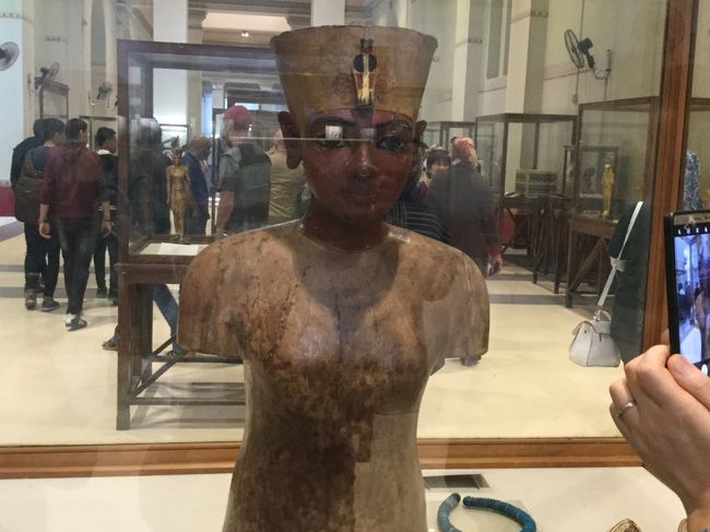 カイロとギザのピラミッドだけのショートエジプト（考古学博物館）<br /><br />世界文明の発祥地エジプトに来て博物館に入ります。<br />阪急の2泊5日の現地集合、現地解散のツアーで、<br />カイロに着くと観光客は我々シニア夫婦だけだった。<br /><br />20代の女性ガイドの流暢な日本語の案内で、初日はカイロ観光して<br />ギザに行き2泊します。<br />午前中は博物館の見学です。<br />クレオパトラとツタンカーメンが超有名ですがクレオパトラはなく、<br />ツタンカーメンの黄金のマスクとミイラは撮影禁止の為に撮った写真を削除された。<br />10:40～12:10 エジプト考古学博物館<br />12:20～13:20 昼食