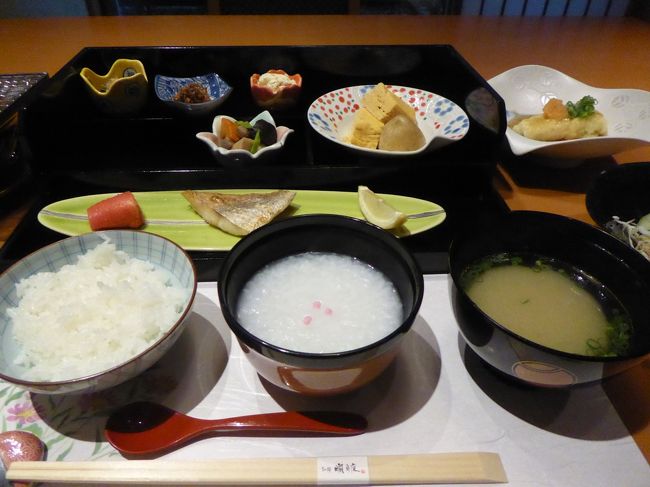 9月8日-9月11日の3泊4日 愛媛に行きました♪<br />初四国です♪<br />温泉・グルメ・観光と愛媛の魅力をたっぷりと楽しんできました♪<br /><br />☆Vol7:第2日目(9月9日)道後温泉♪<br />高級旅館「朧月夜別邸」スイートルームの露天風呂で気持ちよく温泉を楽しんだら、<br />朝食タイム♪<br />昨夜と同じ食事処の個室。<br />テーブルいっぱいに並べられた朝食に驚く。<br />どれも愛媛のものだそう。<br />ゆったりと朝食を頂く。<br />ごちそうさまでした♪
