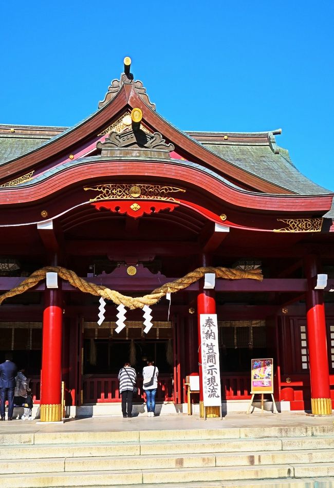 笠間稲荷神社は、茨城県笠間市にある神社（稲荷神社）である。現在は神社本庁の別表神社となっている。日本三大稲荷の一つとされている。<br />五穀豊穣、商売繁盛の神として古くから厚く信仰され、関東はもとより日本各地から年間350万人の参拝客が訪れる。また、正月三が日の初詣には80万人以上の参拝者が訪れ、初詣参拝者数で茨城県1位を誇る。<br />（フリー百科事典『ウィキペディア（Wikipedia）』より引用）<br /><br />笠間稲荷神社　については・・<br />http://www.kasama.or.jp/index.html<br /><br />笠間稲荷の菊まつりは日本で最も古い菊の祭典で、明治41年（1908年）に先々代宮司の塙嘉一郎が、日露戦争によって荒廃した人々の心をなごめようと、神社に農園部を開園して始めたものです。一世紀にわたる歴史と功績を顕彰するとともに、市民が参加して創りあげる一大催事に発展拡大させながら、神社・官・民が一体となって永続的な菊まつりを実施していくことを目的として、「笠間の菊まつり」と改称しました。10月中旬から11月下旬に笠間稲荷神社を中心に開催され、約5,000鉢の菊、菊人形や神事流鏑馬など催しがたくさんあります。<br />所在地 〒309-1611 茨城県笠間市笠間1<br />（http://www.kasama-kankou.jp/upsys_pro/index.php?mode=detail&amp;code=442　より引用）<br /><br />笠間の菊まつり　については・・<br />http://www.kasama.or.jp/event/event13.html<br /><br />笠間市（かさまし）は関東地方の北東部、茨城県の中部に位置する市である。<br />古くから日本三大稲荷に数えられる笠間稲荷神社の鳥居前町として、また笠間城の城下町として栄えてきた。最近では笠間焼の生産地として知られ、春や秋に行われる陶器市の時期には、多くの観光客で賑わう。<br />2006年3月19日に1市2町が新設合併し、新制の笠間市として発足した。新笠間市の市庁舎は旧笠間市より人口が多く、地理的にも中央に位置する旧友部町に本庁舎が置かれている。（フリー百科事典『ウィキペディア（Wikipedia）』より引用）<br /><br />笠間の観光　については・・<br />http://www.kasama-kankou.jp/<br />