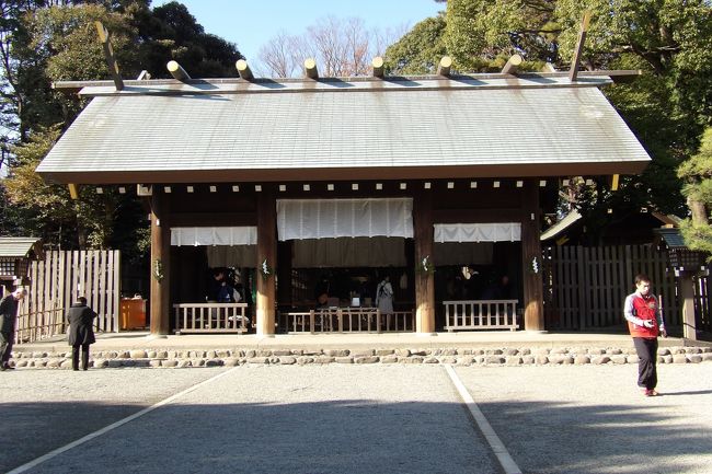 　横浜市西区宮崎町に鎮座する伊勢山皇大神宮は横浜総鎮守であり、天照大御神を祭神とし、明治4年（1871年）に創建された。現在の本殿は前回（平成5年10月）の伊勢神宮式年遷宮で建て替えられた社殿の旧社殿を解体した際の柱を譲渡されて用材として建てたものである。また、今回（平成25年10月）の伊勢神宮式年遷宮で解体された旧社殿の柱を譲渡されているので、現在、進行中の創建150周年記念事業として本殿の建て替えが進められる。<br />（表紙写真は伊勢山皇大神宮拝殿）