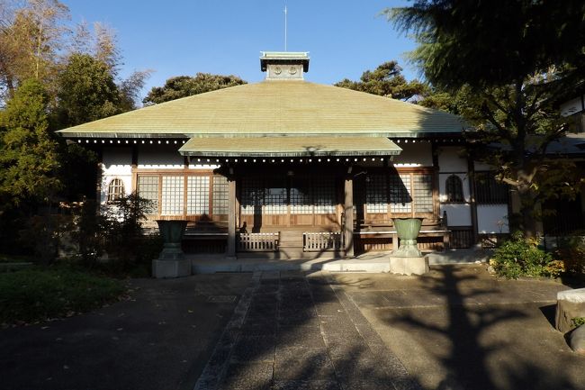 　横浜市港北区菊名5にある蓮勝寺は浄土宗のお寺で菊名山喜楽院蓮勝寺という。創建年代は不詳であるが、蓮勝寺山門横の石碑に「宗祖法然上人七百五十年御忌當寺開山蓮勝上人六百年遠忌當寺開創六百五十年記念」とあり、法然上人が建暦2年（1212年）に寂していることから、蓮勝上人が正和年間（1312年～1317年）前後に創建したとされる。また横浜市ホームページの「横浜七福神巡り」（http://www.city.yokohama.lg.jp/kohoku/sinkou/walking/map3naka.jpg）や横浜図書館のWeb（http://www.city.yokohama.lg.jp/kyoiku/library/localinfo/hokubu/oy-map/kikuna-area/kh11048.html）では正和4年（1315）の創建としている。<br />　菊名の地名の由来には、(1)相模国三浦郡菊名邑の菊名一族が移住してきて開発したから、(2)蓮勝寺の山号「菊名山」から名付けられたとの説があります。（３）「キク」は、「クク（包み込む）」「クキ（山の峰）」から転じたとの説もあり、菊名とは、丘がせり出し谷戸が入り込んだ地形から名付けられたとも考えられています（http://www.okuraken.or.jp/depo/chiikijyouhou/wagamachi_kouhoku_3/kouhoku192/）。鎌倉時代に創建された古刹であるから(2)の説があるのも肯ける。<br />　蓮勝寺には毘沙門堂があり、祀られている毘沙門天王は、横浜七福神の毘沙門天となっている。この毘沙門天像は、仏師運慶作の「日本三毘沙門」と伝えられている。普通は左手に多宝塔、右手に鉾を持つ姿で表現される毘沙門天だが、蓮勝寺の像は左手に多宝塔と鉾を持ち、右手を腰に当てているのが特徴で、別名「左利きの毘沙門」と呼ばれている。正月松の内の7日間は特別開帳される。他にも1月、5月、9月の初寅の日にご開帳がある。<br />（表紙写真は蓮勝寺本堂）