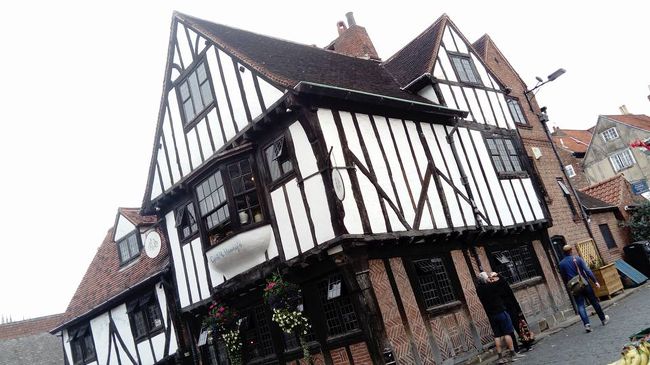 ロンドンからバスで行くザ・貧乏旅行!<br />リーズ経由でヨークに行ってきました。<br />リーズ、ヨークともに半日観光です。<br /><br /><旅程><br />昼:リーズ到着<br />19:00 電車でヨークへ<br />翌日 ヨーク観光<br />16:30 電車でリーズに戻る<br />18:30 バスでロンドンへ