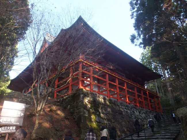 東京からフェリーに乗って最終的には比叡山延暦寺散歩と紅葉狩りという2泊3日一人旅の最終日です。<br />徳島や和歌山を経由し、かなり遠回りしましたがいよいよ延暦寺へ。<br />「世界遺産　比叡山延暦寺巡拝チケット」でケーブルカー、バス、ロープウェイ、鉄道を乗り継ぎ琵琶湖側から京都へ比叡山を横断します。