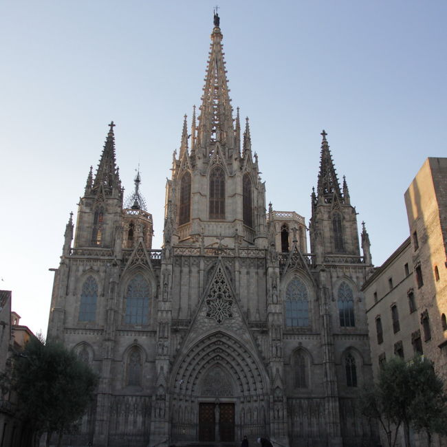 初めてのスペイン旅行　バルセロナ二日目です。この日はカタルーニャ音楽堂、グエル公園、カサ・ミラ　カサ・バトリョとグラシア通りを中心に街歩きの1日です。