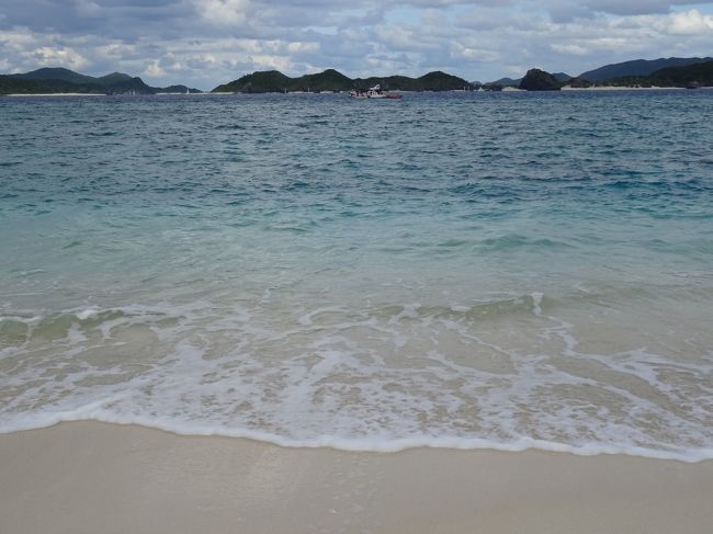 慶良間諸島６島めぐりに行ってきました。<br />トラベラーのパリ好きさんに誘われたとき、恥ずかしながら、慶良間諸島という名前を知りませんでした。でも沖縄の素晴らしい海に会いたくて出かけました。<br />海の色が透明、うすい水色、青、そして紺、いわゆるケラマブルーに変わっていくのが、わかってもらえるかなぁ♪♪♪♪