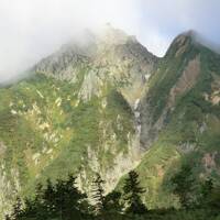 山旅紀行‥北アルプス後立山連峰 五竜岳・その4.五竜山荘から標高差950m！遠見尾根を下山する