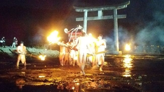 松明(たいまつ)がぽつりぽつりと灯り、ふんどし姿の若者たちが、川の中に立つ鳥居をくぐって、対岸にあるお宮までずぶ濡れになりながら渡っていくお祭り(奇祭!?)を皆さんご存知でしょうか?<br /><br /> 毎年11月末~12月初旬に(今年H29年は12/2~12/3 で実施)豊後大野市緒方地区で行われている歴史あるお祭り『緒方三社川越しまつり』なのですが、そのドラマと歴史・お祭り内容・見所をご紹介します。<br /> まずは「緒方三社」ですが、久土知エリアにある一の宮社、原尻エリアにある二ノ宮社、上自在エリアにある三の宮社を指します。三社共に郷土の実在した武将「緒方三郎惟栄」だ建てたと伝えられています。一の宮社には仲哀天皇(父親)、二ノ宮社には応神天皇(子ども)、三の宮社神功皇后(母親)が祭られているそうです。そしてこの三社川越しまつりは一の宮社と三の宮社との神輿が二ノ宮社に集まります。つまり、父親の仲哀天皇と母親の神功皇后が子どもの応神天皇の元に集まり、一晩だけ一緒に楽しく過ごすというのです。その為に母親の神功皇后(の神輿)は川を渡り大鳥居をくぐらなければならないのです。また、神輿の担ぎ手は決して神輿を川に浸けてはいけないのですが、寒さで足の感覚も無くなってきたり、川底が滑りやすいらしいので、川越しの間の緊張感は見ていても凄みを感じました。<br /><br /> このお祭りのこの瞬間があまりに有名な為に、一般的にはこの川越しの間だけを見て帰る観光客の方が多いのですが、実はこの前後にも大きな意味のある瞬間がありますので、今回はその様子もお知らせさせていただきます。<br />
