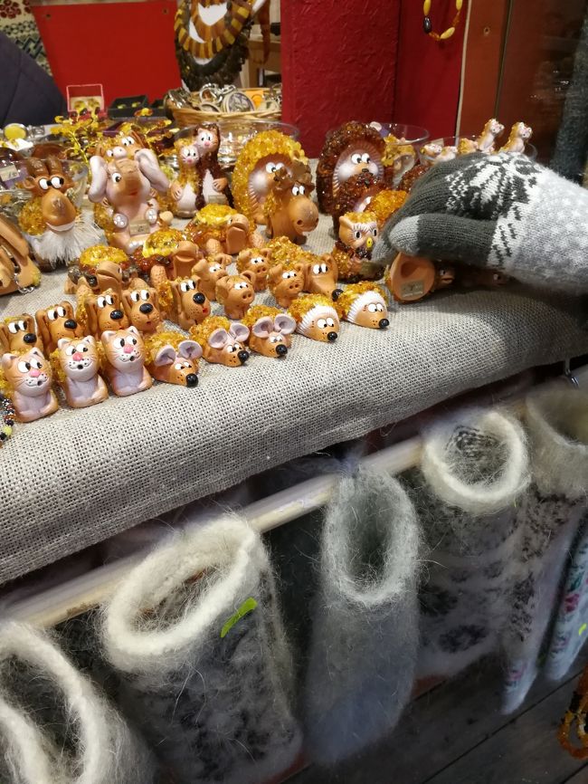 バルト三国への旅行。<br />どう行く?<br />友達のM美とは、お互いに行きたいところ言い合って決めています。<br />バルト三国では、私が十字架の丘に行きたい、M美は杉原記念館に行きたい。いつもは個人旅行なのですが、リトアニアを効率よく回るにはどうしたら<br />いいのかと調べて見たのですが、一日で、十字架の丘とカウナスの杉原記念館<br />を回るには無理がありました。<br />バスで回る?無理~っ、スーツケース持って??<br />雨が降ったらどうする?。。。<br />悩んだ挙句、バルト三国の旅行は『北欧トラベル』さんを利用させて<br />いただきました。<br /><br />リガでは、クリッパンの工場に行きたい。<br />スーツケースの他に大きなカバンをスーツケースに入れてきました。<br />買う気満々です。<br /><br />世界遺産の旧市街を巡る バルト3国周遊 6泊7日 現地発着ツアー<br /><br />ホテル6泊(ヴィリニュス2泊、リガ2泊、タリン2泊)<br />ヴィリニュス→リガは専用車<br />リガ→タリンはExpressバス<br />朝食6回<br />ヴィリニュス→リガの移動時に<br />トラカイ城、杉原記念館、十字架の丘、を回るオプションをプラス。<br />プラス料金は一人¥1,500です。<br />安い!!<br />ホテルは選べないけど、満足できました。<br /><br />行程<br /><br />2017.11.01 クラクフ泊(Grand Hotel)<br />成田→ヘルシンキ→クラクフ<br /><br />2017.11.02 クラクフ泊(Grand Hotel)<br />クラクフ観光<br /><br />2017.11.03 クラクフ泊(Grand Hotel)<br />ビルケナウ、アウシュヴィッツ博物館、ヴィエリチカ岩塩坑<br /><br />2017.11.04 ワルシャワ泊(Polonia Palace Hotel)<br />クラクフ→ワルシャワ<br /><br />2017.11.05 ワルシャワ泊(Polonia Palace Hotel)<br />ワルシャワ観光<br /><br />2017.11.06 ヴィリニュス泊(Europa Royale Vilnius)<br />ワルシャワ→ヴィリニュス<br /><br />2017.11.07 ヴィリニュス泊(Europa Royale Vilnius)<br />ヴィリニュス観光<br /><br />2017.11.08 リガ泊(Albert Hotel Riga)<br />トラカイ城、杉原千畝美術館、十字架の丘、観光後リガ移動<br /><br />2017.11.09 リガ泊(Albert Hotel Riga)<br />リガ観光<br /><br />2017.11.10 タリン泊 (Von Stackelberg Hotel Tallinn)<br />リガ→タリン<br /><br />2017.11.11 タリン泊 (Von Stackelberg Hotel Tallinn)<br />タリン観光<br /><br />2017.11.12<br />タリン→ヘルシンキ→成田<br /><br />2017.11.13<br />成田着<br />