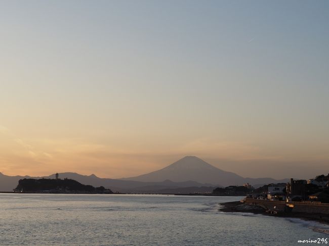 師走の晴れの日、富士山を眺めに江の島へ出掛けました。<br />風もなく穏やかな散歩日和でしたので、江の島から稲村ヶ崎まで富士山を眺めながら湘南海岸を歩きました。<br /><br />表紙の写真は、稲村ヶ崎から眺める夕暮れの富士山と江の島です。<br />