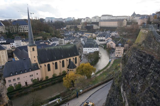 ルクセンブルク大公国はベルギー、フランス、ドイツに囲まれた、神奈川県ほどの広さ、人口50万２千人ほどの深い渓谷と緑の森に囲まれた小国。<br />しかし世界一裕福な国（国の所得ではなく、国民一人当たりの所得）<br />城壁に沿った旧市街と近代的な高層ビル群の新市街、その間を結ぶ高架橋からの風景に憧れてきたのですが・・・<br /><br />この日の歩数：２１，０００歩<br /><br />目次編は<br />https://4travel.jp/travelogue/11311387