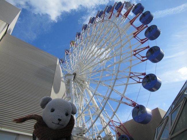 旦那が忘年会で家に帰ってこないのを幸いに、１２月にオープンしたドーミーイン松山に押しかけることにしました。<br />何度か行ってる松山なので、ホテル見学最優先で観光は予定してなかったんですが、往きの車中にネット検索してたら、路面電車の１日乗車券を購入すると、伊予鉄松坂屋の屋上にあります観覧車くるりんに無料乗車できることが判明。<br />１日乗車券５００円。くるりんの乗車１回７００円。<br />使わない手はありません。<br />せっかくなので、上からお宿の場所探しをしましょう。