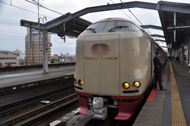 　2017年12月8日から10日にかけて、おとなびパスを利用して、中国地方へ出かけてきました。<br />　2018年3月末で廃止される三江線の乗車を第一目的に、中国地方のローカル線に乗ってきました。<br />　三次駅から広島駅経由で岡山駅へ、前日に続き岡山で宿泊して、翌朝は「サンライズ出雲」号ノビノビ座席に乗って出雲市へ向かいます。<br /><br />　12月8日<br />　新高岡-金沢-新大阪-岡山（泊）<br />　12月9日<br />　岡山-福山-府中-三次-石見川本-江津-宇都井-潮-三次-広島-岡山（泊）<br />　12月10日<br />　岡山-出雲市-宍道-備後落合-新見-岡山-新大阪-金沢-新高岡