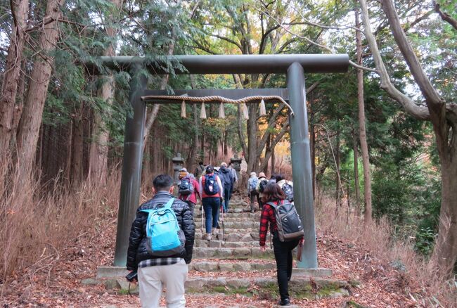 楠木正成所縁の日本百名城巡りです。名古屋駅前から出発のバスツアーに参加しました。私が楠木正成や足利尊氏を知るきっかけとなったのは、吉川英治さんの最晩年の歴史小説の『私本太平記』でした。(ウィキペディア、日本百名城公式ガイド)<br />