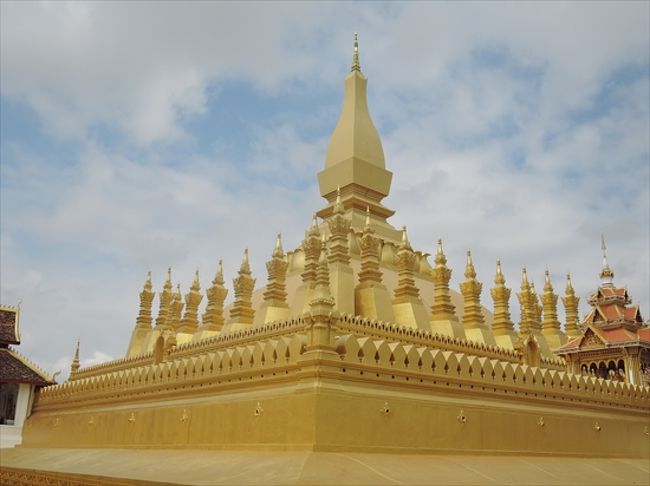 東南アジア最後の秘境??ラオスに行ってまいりました<br /><br />途中バンコクも経由しております・・・<br /><br />こちらにも載せてるんで見てくださいね<br />https://ameblo.jp/sinn2199/<br /><br />2017秋 ビアラオの旅(出国偏)<br />https://4travel.jp/travelogue/11298116/<br />2017 秋 ビアラオの旅②(バンコク??偏)<br />https://4travel.jp/travelogue/11298515/<br />2017 秋 ビアラオの旅③ (まだまだバンコク偏)<br />https://4travel.jp/travelogue/11298533/<br />2017 秋 ビアラオの旅④ いよいよ陸路ラオスへ<br />https://4travel.jp/travelogue/11300037/<br />2017 秋・ビアラオの旅⑤(ラオス国境鉄道偏)<br />https://4travel.jp/travelogue/11301764/<br />2017 秋 ビアラオの旅⑥ ラオス上陸&ホテル?偏<br />https://4travel.jp/travelogue/11303462<br />2017 秋 ビアラオの旅⑦ ビエンチャン街歩き偏<br />https://4travel.jp/travelogue/11303651<br />2017 秋 ビアラオの旅⑧ ナイトマーケット偏 <br />https://ssl.4travel.jp/tcs/t/editalbum/edit/11303986/<br />2017 秋 ビアラオの旅⑨ ラオス2日目 ブッダパーク偏<br />https://4travel.jp/travelogue/11305359/<br />2017 秋 ビアラオの旅⑩ ラオス2日目 バトゥーサイ&夕食偏<br />https://4travel.jp/travelogue/11311020/