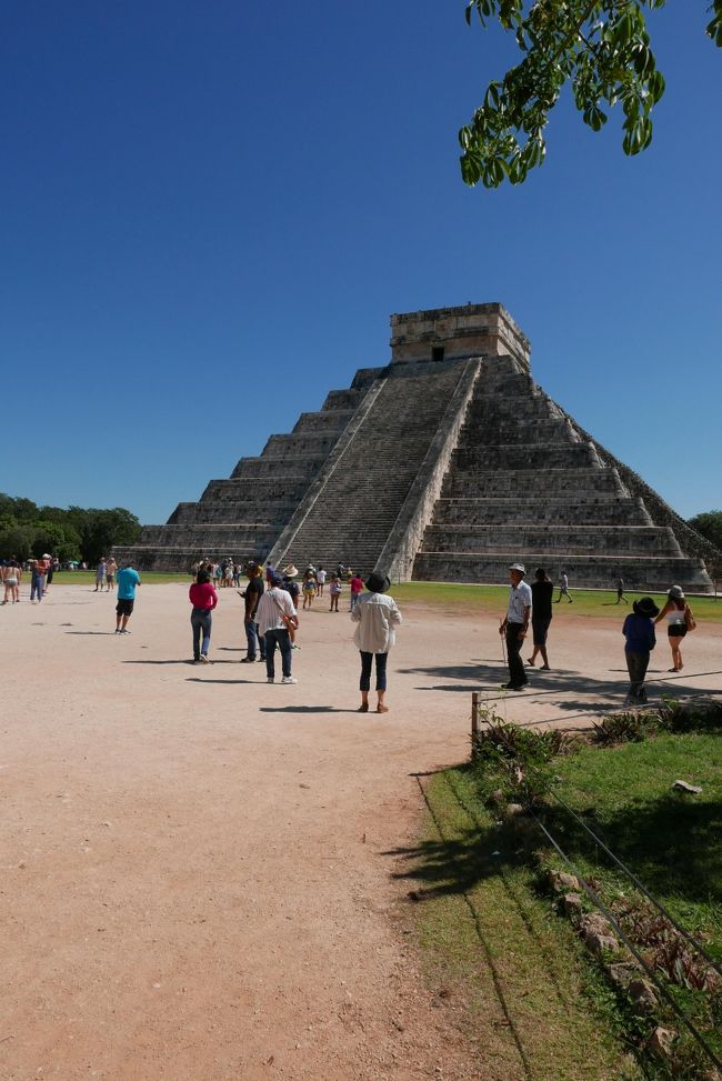 以前、パナマからの帰国途中にメキシコシティに立ち寄って以来の久方ぶりのメキシコでした。<br />成田からアエロメヒコ航空の直行便でメキシコシティに向かった。<br />メキシコシティのテオティワカン、カンクン、チチェンイツァ、メリダのウシュマル、プエブラと廻った。<br />アエロメヒコ航空は往きは順調だったが帰りの便(成田往き)のチェックインの際にトラブルがあった。<br />空港で搭乗券発行の時に座席の指定を受けられた者と「スタンバイ」の指定をされた者が出たのです。<br />理由を訊くと飛行機の重量バランスをとる為だとのこと。<br />然し個人の体重を計ることもしない。(荷物の目方はチェックするが)<br />小型機なら理解できるが飛行機はB787-8型機である。<br />相撲取りが乗るわけでもないのに可笑しな話だ。<br /><br />何分、座席が指定されないと飛行機に乗ることが出来ない。<br />搭乗口で出発時刻になってもらちがあかず予定時刻を大幅に超過して「スタンバイ」の人達に漸く座席の指定された搭乗券が配布された。<br />この一件でアエロメヒコ航空は今後利用したくない航空会社の一つだと思った。(一番利用したくないのは大韓航空:ひどい目に遭ったことがある)<br /><br />メキシコはVISAは不要です。<br />通貨はペソでUS$1=17.5ペソ(現地)　1ペソ=8.2円くらい(成田でのレート)<br />現地でドルから両替した方がいいでしょう。<br />今回も両替はせずにクレジットカードで済ますことが出来た。<br />いつも出来るだけ両替はしないようにしている。理由は手数料をとられたり半端な金額が余ったりしてムダ金が生じるからです。<br />海外旅行の場合、クレジットカードはVISAかMASTERカードを持参した方がいいです。<br />他のブランドでは受け付けてくれない店が多い。<br /><br />また現金はいつも日本円、米ドル、ユーロそして支那元をそれなりの金額分を携帯しています。<br />これはついでの話になりますが旅券のコピーと写真そしてクレジットカードに付帯している海外旅行傷害保険金の証明書は持参するようにしています。<br /><br />メキシコへのタバコの持ち込み制限は200本(1カートン)です。<br />それを知らずに昔の400本だとの間違った情報をもとに400本(2カートン)持ち込んだところ通関時に税関吏からその件を指摘され追徴課税を払うはめになった。<br />税関吏自身もいくらの課税になるのか知らないらしくあちらこちらに電話をして結局追加の1カートン分についてUS$60を請求された。<br />成田での購入金額が2,600円、更にメキシコでの課税分を加えると1カートン当たり9,500円くらいになってしまう。<br />メキシコ国内でのタバコの販売価格がUS$3弱くらいですので街中で買った方が安くなる。<br />そこで1カートンはここで放棄すると云ったのだが自分で持ち込んだのだから税金を払う義務があるから払えと云われた。<br />クレジットカードは使えないので手持ちのUS$で支払った。<br />US$50札を使用したら会計担当者は光に透かしたり何度も手でさすって真贋を確認していたのが何故か面白かった。<br />ここに限らず、特にUS$100札は受け付けてくれないことがあるので気を付けた方がいい。<br />税関の女性も流暢な英語ではなくスペイン語まじりの会話での交渉だったので余計に時間が掛かった。<br />結局、このことで50分近く時間を無駄にしてしまった。<br /><br />メキシコも他国同様喫煙規制は厳しい。<br />ホテルなども館内全面禁煙です。<br /><br />地震の後だったので観光地の建物や壁の一部等が崩落し、立ち入り禁止の場所が多かった。<br /><br />メキシコでのアルコールは一般に「ビール」と「テキーラ」です。<br />日本ではテキーラをカクテルのベースに使用するが現地ではそのままストレートで呑むので昼食時の飲酒はアルコールがよくまわって気持ちが良くなる。<br /><br />メキシコシティのホテルでは南朝鮮からの団体客に遭遇した。<br />最近の旅行では支那人よりも朝鮮人に出会うことの方が多いように思う。<br /><br />海外旅行は色々なことがあって面白いし、いい勉強になる。<br />現役時代は計10年間海外勤務をしていたが現在の旅行は仕事ではないのでとても気が楽です。<br />海外旅行は好きなのですが飛行機に乗るのは本当に苦痛です。(飛行機は墜ちたらおしまいです)<br />搭乗中は寝るか映画を観るか酔っぱらっているしかありません。<br /><br /><br />表紙の写真はチチェンイツァのピラミッド「エルカスティージョ」です。<br />陽射しが強く暑かった。<br />周辺には多くの露店(土産物)が出ていた。<br /><br /><br /><br /><br /><br /><br /><br />