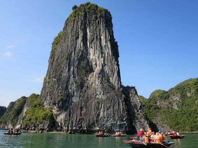 ベトナム2日目はちょっと足を伸ばして、世界遺産のハロン湾へ。前日にチケットを買った現地ツアーで行きました。ツアーなので、待ち時間が多かった印象。<br /><br />初日　 ハノイ町歩き https://4travel.jp/travelogue/11312132<br />二日目 ハロン湾 https://4travel.jp/travelogue/11312141<br />最終日 ハノイ町歩き https://4travel.jp/travelogue/11312149