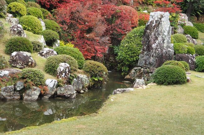 静岡県浜松市北区引佐町井伊谷1989<br />2017.11.30　<br /><br />龍潭寺庭園 　の　見事さ!<br />本堂より　眺められるように　座敷が解放されています。<br /><br />石のひとつひとつに意味があると　スピーカーから　流れていました。<br />ちょっと　難しいです・・・<br /><br />典型的な寺院庭園として貴重なもの<br /><br />一旦　寺内から　外へ出て　庭園方面　と　井伊家　墓所へ向かいます。<br /><br /><br />龍潭寺本堂修復記念瓦<br />大正10年(1921) の本堂大改修の際に降ろされた瓦<br />屋根大棟の両側に使用されていた鬼瓦。<br /><br />これは　見事ですね!<br /><br /><br />井伊家墓所<br />お庭を見下ろす境内で一番高いところに位置<br /><br />正面右＝初代共保<br />左＝直虎の父・直盛 <br /><br />左列奥より松岳院＝祐椿尼（直虎母）<br />直虎、元許婚直親、直親妻、直政 <br /><br />直虎のお墓は　脇に小さく　並んでいました。<br />図を見ないと　見落としてしまいそうです。<br /><br />井伊家に仕えた　武将たちの墓所も　手前にありました。<br /><br />仁王門 <br /><br />鐘楼堂<br />昭和46年(1971)に再建されたもの<br /><br />先ほどの　井伊家墓所を　そのまま　歩いていくと境内外へ出ます。<br /><br />宗良親王の墓所・<br />伊谷宮　へと　続く道になっています。<br />
