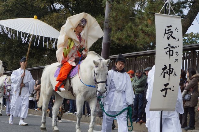 春日若宮おん祭りと東大寺 ならまちマイナー街歩き 二日目 完 おん祭りの二日目は 京都時代祭り の行列を彷彿とさせるお渡り式と若宮に芸能を奉納する御旅所祭 時間をたっぷり使うスローテンポの芸能は伝統を堅く守った証 古都奈良の悠久の歴史を感じます 奈良