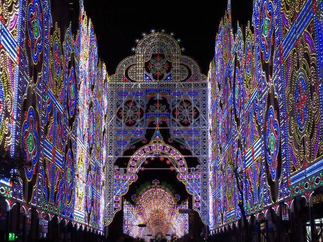 ２０１７年ルミナリエ写真集<br />ドラゴンズパックで愛知県小牧から神戸ルミナリエに行って来ました！<br />今年のルミナリエは２７０m　４０万個のイルミネーションをご覧ください！<br />16日土曜日は５時の点灯時間でしたので私は点灯の瞬間を動画で撮りたくて<br />ルミナリエの最前線に２時間前の３時から並んでましたが、<br />会場前のアナウンスでこの日は大変混雑してまして危険ですので開始時間を<br />４時４５分から点灯しますとの事、開始時刻が早まるのは良かったのですが<br />まだ、ウス明かりの為イルミネーションが映えないので、<br />写真を見て頂くとわかりますが・・・昼間のルミナリエ！とウス明かりのイルミネーション！と、さらに暗くなってから夜の綺麗なイルミネーション！を撮りたくて、再度行列の最後尾に並んで<br />夜の綺麗なイルミネーション！を撮りなおして来ました！