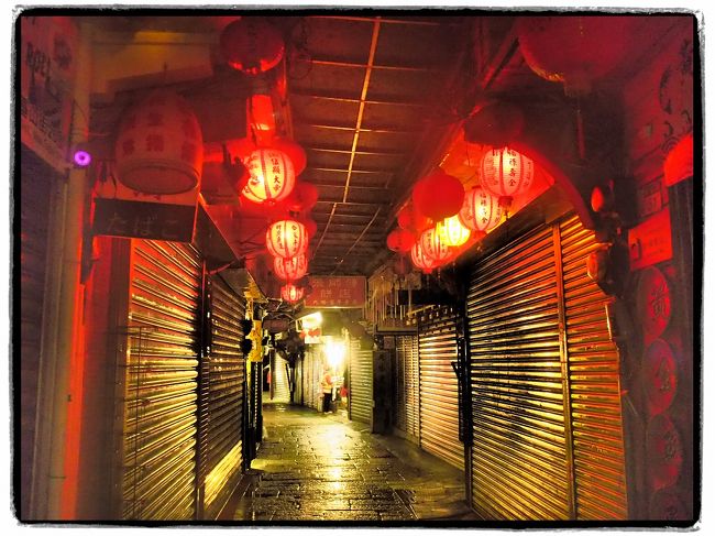 台湾のガイドブックには必ず載っている九份<br /><br />初めての台湾なら絶対に行ってみたい<br /><br />旅行記を見ると夜の九份はかなりの混雑の様子<br /><br />それなら九份に泊まっちゃおう!<br /><br />日本人観光客も多いらしいし、民宿を探すのに坂を上ったり下ったりするのは大変だな。。。<br />ということで事前に日本から予約をしていきました。<br /><br />メインロードにも近く、民宿のおじちゃんもとても丁寧でここにして良かったです。<br /><br />