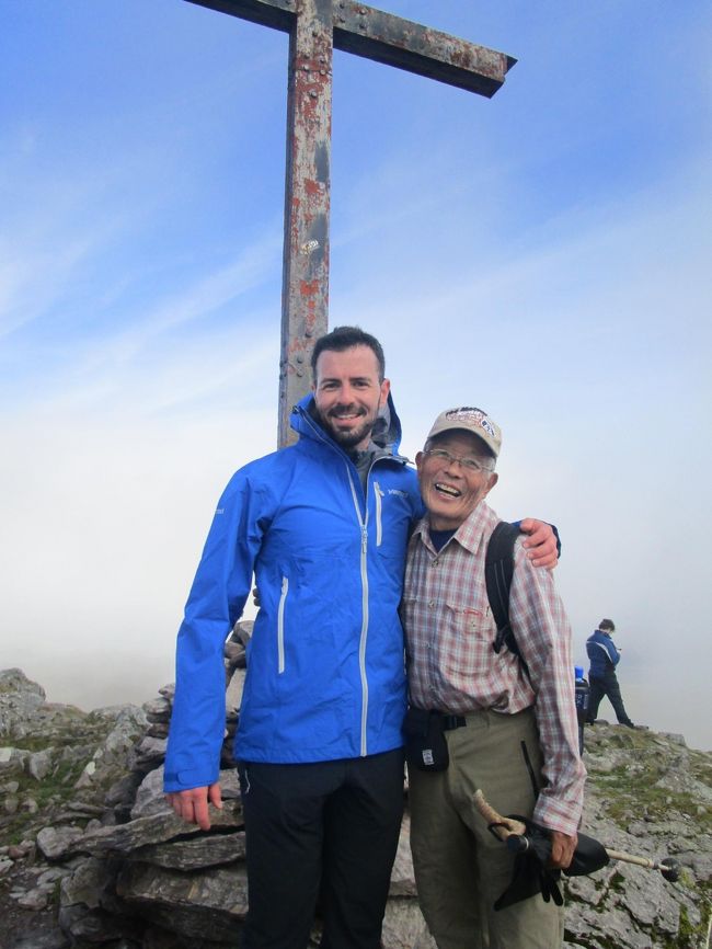 Carrauntoohil (カラントゥーヒル山)はアイルランドで最も高い山です。 <br />アイﾙランド最高峰と云ってもその高さは、わずか1,038メートルの山です。<br />アイルランドの南端にあるキラーニー国立公園の中に有りますが、登山ルートはGoogleマップで駐車場が探せた、北側からのルートを取りました。<br />キラーニーの街から、林道を南に20kmほど走ると、登山口の駐車場が有ります。<br />標高200mの登山口から歩程6km程で、800m余登ります。普通の人は6～8時間掛かるとのこと。一寸不思議に思ったのですが、そんなに時間が掛かるわけが後でわかりました。二人いた登山客を追い越してしばらく進みましたが、一寸も高度が稼げない平らな道。川を三度横切りましたが立派な橋が架橋してある。小一時間歩いて又川に差し掛かりましたが、今度は橋が有りません。飛び石が置いてあるが前日の雨で増水していて渡れない。あちこち渡れそうな所を探すが見つからない。意を決っして靴を脱ぎ裸足で渡る。膝上の急流である。ストックが無くては渡れ無かった。そこからは前日の雨で湿地帯の様になり、ルートたが判りづらくなり、迷い迷いして、あげくのはてに、こんな時にも、グーグルのオフラインマップは重宝した。もしこれが無かったら、地図も持たない初めての山で、諦めなければならなかったかも。<br />ここからは岩壁にぶち当たりも何処にも登山道は見つからない。唯一登れそうなルートは、落石の出そうな、危険な岩のルンゼのみである。<br />これをを一時間ほど登りやっと台地に出て、登山道が見つかる。下を見ると、続々と登ってくる人を見つけ、ルートで有ることが確認できて一安心である。ここからはルートのはっきりした登山道で安心して、三十分程で頂上である。<br />何処から登った来たのか先客が二人いた。