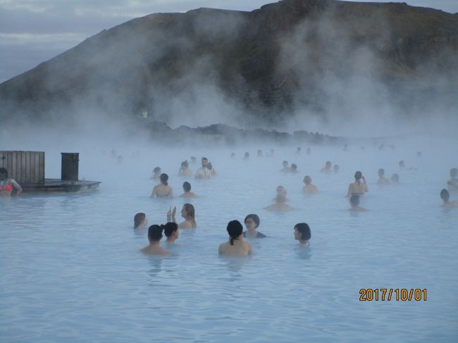 アイルランドからアイスランドへ飛んで、一番初めに行ったのが夢にまで見た、海の様に広くて、私の大好きな乳白色で露天風呂で男女混浴と全てをクリアした温泉&quot;ブルーラグーン&quot;。<br />ところが着いてみたら、中国へ来たかと思うほど中国人だらけ。その割合いは半数を超えている。わたくしは露天風呂からオーロラを観るのが目的で来ているので、夕方の七時を予約しました。中国人もレイキャピックに着いて先ずここに来たのでしょうか。<br />例のごとく、温泉に入っても携帯を離さずに、写真の撮りまくり。昔よりは静かになったが、ミーミーミャーミャー煩い。<br />その翌日も行くところ行くところで中国人とバッティングしました。<br />それだけではなく、最近中国人はレンタカーで旅をする人が増えて、レイキャピックでは国慶節と重なりレンタカーが奪い合いになっているのか。わたくしはワーゲンのポロを予約したのに、SUZUKI のSWFTの 4x4までは良いのですが、7万キロの傷があちこちに有る古い車。四駆は良いが、ハンドルはフニャフニャ、小回りが効かず、力も無くこんな車を良く作って居るものだと感心した。<br />中国人はマナーも悪く、運転が下手で真っ直ぐ走らないでフラフラする。これはながら運転のせいか、危険なので近寄らない様に、出会ったら追い越すことにしている。国慶節パニックは世界中のあちこちで起きているのでしょうね。