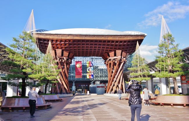 2日目はオプショナルツアーで五箇山と兼六園の半日ツアー昼食付3900円がありましたが、私たちはフリーで近江町市場や金沢駅、21世紀美術館などを巡ることに。<br /><br />ちょっと五箇山が気になったのは内緒です。<br /><br />近江町市場で美味しそうなカニを買って、翌日の夕方に到着予定だったカニさん達が行方不明に、さて、どうなるのでしょう？