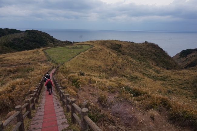 　世界遺産「宗像・沖ノ島と関連遺産群」が認定され、構成要素の一つとして俄然注目を浴びている宗像大島。福岡からだと身近すぎて、日帰りで気軽に行く場所というイメージです。<br />　そんな大島に「あえて」泊まれば、また深い魅力に触れられるのではなかろうか？というわけで寒さも身に染みるようになってきた11月、身近な世界遺産を１泊２日訪ねてみました。<br /><br />　１日目は「九州オルレ」のコースを完歩⇒https://4travel.jp/travelogue/11311259<br />　そして２日目は、島内を往復する西鉄路線バス「グランシマール」で、改めて島内を巡ります。