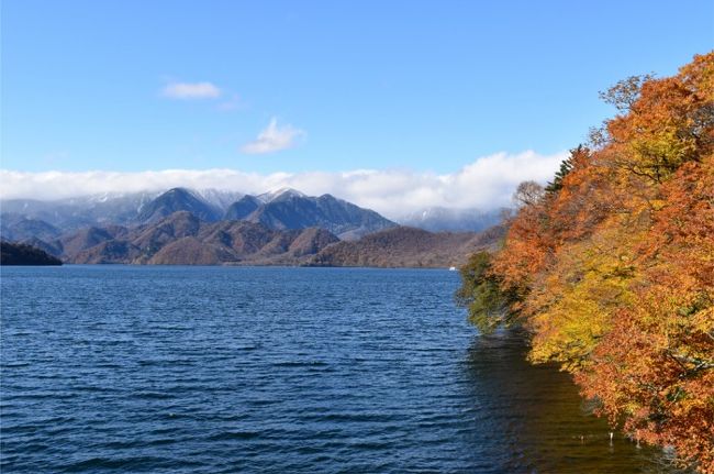 2017 今度はドライブで紅葉探し 前半 早くも日光は冬の景色に<br />https://4travel.jp/travelogue/11309969<br />続きの 日帰り紅葉探しドライブ後半です。<br /><br />今度は、中禅寺湖を眺めながら走る道を進み、半月山へ。<br />回復したお天気の中、山からの景色を楽しみました。<br />紅葉見物の後は、初めて訪れる 英国大使館別荘と<br />行きたかった 日光真光教会の建物内部も見る事ができました。<br />