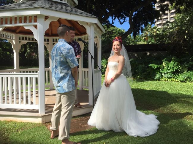 長女の結婚式の日です。<br />相手はアメリカ人　しかもハワイ大卒で、ハワイには縁のある人です。<br /><br />その縁で　アメリカ海軍のIDを持ち、ハレコアホテルに逗留出来ました。<br /><br />結婚式もハレコアホテルのガーデンチャペルでやると言ってました。<br /><br />