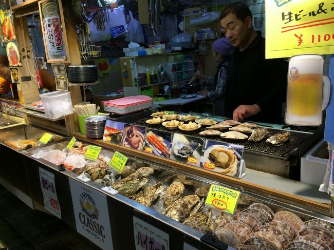 2日目は、ホテルの近くにある朝市へ。海鮮丼を食べて散策して、駅で市電乗り放題パスをゲットしました。