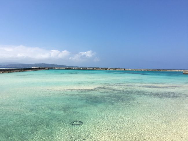 　六月のなんでもない土日を前後に伸ばして、八重山諸島を廻ってみた<br />　この時期の沖縄は梅雨であり、航空券も安くオフシーズンであるが、晴れていれば、本州では真夏でもないような鋭い日差しが降り注ぐ<br />　晴れに賭けて旅をし、四日中最終日のみ雨、なかなか良い旅となった<br />　石垣離島ターミナル近くに宿を取り、安永観光フェリーのアイランドホッピングパスを利用し、八重山諸島の島々を廻ってみることにした<br />　昼間は島々を廻り、夜は石垣島の繁華街で美味しい料理をいただくというパターン<br />　三泊四日だったが、八重山諸島を堪能し切った旅となった<br /><br />　三日目は、石垣離島ターミナルから鳩間島へ向かう、最高に綺麗な海を見ることができる、一旦、石垣島に戻った後は、黒島へ行き、レンタ原付で島内を廻る、水族館の黒島研究所など魅力たっぷりの場所だった、夜は石垣島に戻り一泊、最終日は新石垣空港から昼の便で帰る