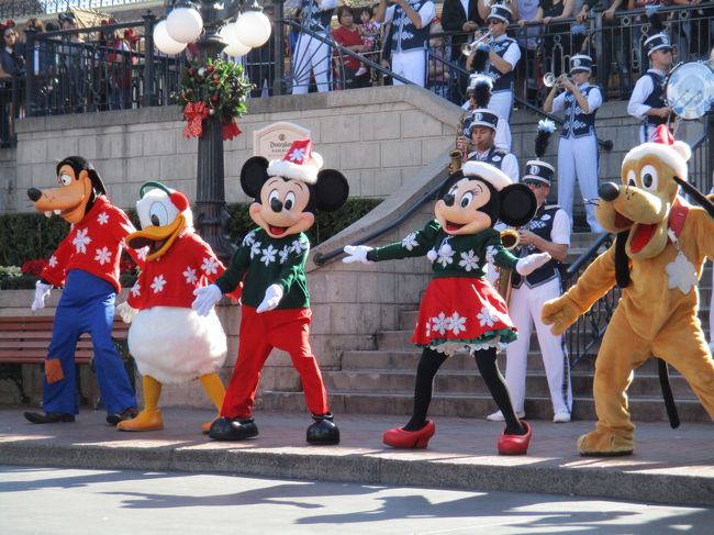 12月9日(土)<br />2-Day Disneyland Resort Park Hopper<br />パークホッパーチケット(マジックモーニング付き)を購入しているので、<br />この日は開園時間8時のところ、1時間前に入園できる日。<br /><br />6:4０　朝食を取りに行き、マフィンなど袋に詰め、コーヒーを紙コップに入れ蓋をしっかりしめて、ホテルを出発。<br />手荷物検査の列に並びながら、朝食をいただきました。<br /><br />