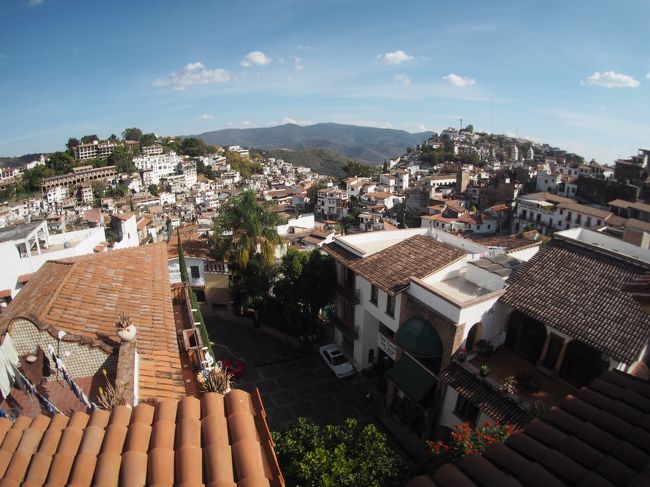 Olympus TourのTaxco and Cuernavaca from Mexico Cityというのに参加。タスコはメキシコシティの170km南西、クエルナバカは75km南にあります。クエルナバカは平均気温が20℃で「常春の街」として知られています。メキシコシティに住む富裕層の別荘地だそう。タスコは銀の発掘で栄えた高原の街です。メキシコ・シティから車で約3時間かかりました。<br />Olympus TourはAmigo Tourと違いバンでの小グループのツアーでした。ホテルピックアップしてくれて、集合場所まで行ってそこでそれぞれの行き先のバンに乗る、というスタイルです。<br /><br />本日のツアーは4人。小グループが和んでいいですね。<br /><br />今日のガイドさんによると、メキシコは4種類の人種と80の言語が話され、公用語はスペイン語。