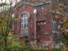 滝の上公園の紅葉と大正末期の「滝の上発電所」（北海道夕張）