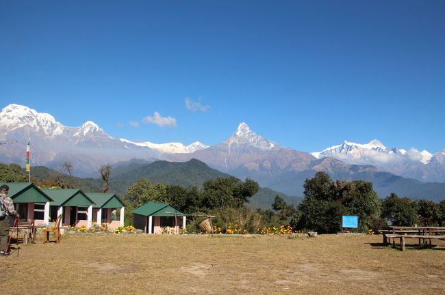 ２０１７年１２月８日（金）から１２月１６日（土）まで９日間の阪急交通社のツアーで、ネパール旅行に出かけてきました。<br /><br />ヒマラヤアンナプルナ山脈を望みながらの３日間のトレッキング？（ハイキング）を中心としたツアーで、そのほかポカラ・カトマンズ周辺の観光をしてきました。<br /><br />天候に恵まれ、エベレストを始めとしたヒマラヤの山々を見ることができました。<br /><br /><br />【日程】<br />１日目〔１２月８日（金）〕<br />２２：２０　羽田空港集合<br /><br />２日目〔１２月９日（土）〕<br />TG-661便　　０：２０羽田発　５：２５バンコク着<br />TG-319便　１０：３０バンコク発　１２：４５カトマンズ着<br />　　　　　　バクタプル観光　ナガルコット泊<br /><br />３日目〔１２月１０日（日）〕<br />　　　　　　ホテルから約２．５Kmのウォーキング<br />　U4-609便　１４：１０カトマンズ発　１４：３５ポカラ着<br />　　　　　　　ペワ湖遊覧　　　　　ポカラ泊<br /><br />４日目〔１２月１１日（月）〕<br />　　　　　　バスでカンデへ<br />　　　　　　カンデからオーストラリアンキャンプまでハイキング<br />　　　　　　（歩行時間：約４時間、歩行距離８ｋｍ、標高差310ｍ）<br />　　　　　　　　　　　　オーストラリアンキャンプ泊<br /><br />５日目〔１２月１２日（火）<br />　　　　　　オーストラリアンキャンプからアスタムコットまでトレッキング<br />　　　　　　（歩行時間：約４時間、歩行距離１３ｋｍ、標高差530ｍ）<br /><br />６日目〔１２月１３日（水）<br />　　　　　　アスタムコットからヘムジャまでトレッキング<br />　　　　　　（歩行時間：約１時間、歩行距離４km、標高差440m）<br />　　　　　　ポカラ市街観光<br /><br />７日目〔１２月１４日（木）<br />　U4-604便　９：３０ポカラ発　９：５５カトマンズ着<br />　　　　　　カトマンズ市内観光、チャンドラギリの丘観光<br />　　　　　　スワヤンブナー観光<br /><br />８日目〔１２月１５日（金）<br />　　　　　　　８：４０エベレスト遊覧飛行<br />　TG-320便　１３：５５カトマンズ発　　１８：３０バンコク着<br />　TG-682便　２３：１５バンコク発<br /><br />９日目〔１２月１６日（土）<br />　　　　　　　６：５５羽田着<br /><br /><br />なお、ブログにも記録を残してありますので、よろしかったら見に着てください。<br />　【アトムの旅】　http://sabu3615.blog.fc2.com/<br />