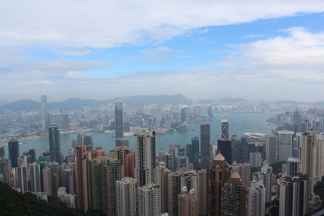 台湾は行ったから初めての中華圏ってことで香港か上海行きたいねってなって香港へ。HISのバニラエア利用2泊3日で諸税込み3万くらいのツアーでいってきました。<br /><br />今回の旅行記はその②であります。<br /><br />　　　①1日目　成田～香港　点心とシンフォニックオブライツ土鍋飯　<br />ココ→②2日目　お粥の朝ごはんとビクトリアピーク、点心とワンタン&#40629;<br />　　　③3日目　香港民の朝ごはんはコレ！と電気街ふらふら　香港～成田<br /><br />高校の部活の同期と4人で行く予定だったツアーが直前に1人がキャンセルとなり3人旅行に…<br />女2人、男1人という凸凹3人組の旅行はどんなだったんスカねぇ。