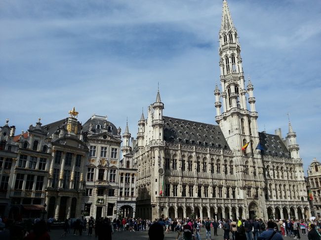 6月の週末に夫とベルギー旅行に行ってきました。1日目は首都ブリュッセル、2日目は水の都・ブルージュへ。パリ⇔ブリュッセル間の移動は廉価版TGVのIZYを利用。IZYは本数が少ないけど週末旅行にパーフェクトなスケジュールで予約でき交通費を抑えつつ、日が長くて過ごしやすい時期のベルギーを楽しんできました☆<br /><br />&lt;旅程&gt;<br />6/10(土)パリ北駅7:55 ーブリュッセル南駅9:17<br />6/11(日)ブリュッセル南駅18:15ーパリ北駅19:22