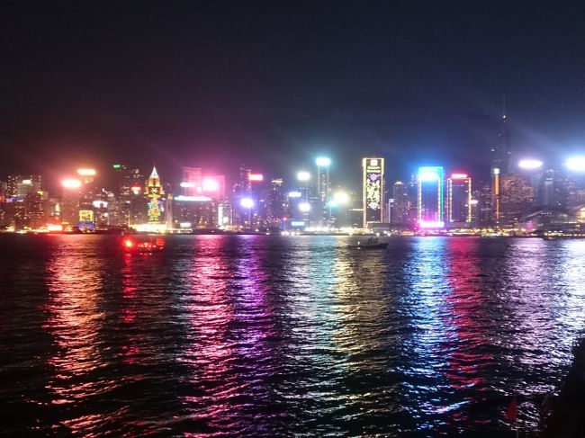 中国特別行政区の香港 2泊3日<br /><br />有給1日取れば行けるお気に入りの街を見つけたくてアジアで気になる街を探した<br /><br />第三弾は香港<br /><br />2017年の締めはやはりひとり旅をと香港へ<br />目的はビクトリアピークからの夜景と街歩きと深夜の空港<br /><br />2日目の街歩き<br />昼の香港島、中環、蘭桂坊、SOHO<br />夜の尖沙咀、イルミネーション