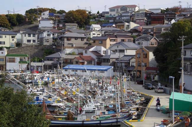 家島編　https://4travel.jp/travelogue/11313691　からのつづき。<br /><br />家島諸島「本島」の家島から渡船で10分、坊勢島（ぼうぜじま）へ。坊勢島は全国でも屈指の漁業で稼ぐ島。港には数多くの漁船、陸には密集した家々。狭い路地をバイクが行き交う活気のある島を歩きました。<br /><br />【旅程】<br />○11月25日（土）<br />（家島島内散策）網手港11：50（坊勢渡船）12：00坊勢島・奈座港（坊勢島内散策）16：00（坊勢汽船）16：40姫路港17：00（神姫バス）17：29姫路駅<br /><br />【島データ】<br />・坊勢島（ぼうぜじま）　兵庫県姫路市<br />　面積：1.87平方km　周囲：11.9km　標高：71m　人口：2,319人（2017年）