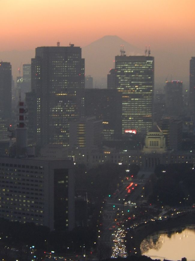 12月22日(冬至の日)、午後4時半頃より、丸の内ビル36階より見られた影富士を撮影しました。　次第に暮れ行く西の空に見える影富士と東京の皇居外苑や国会議事堂の明かりとの対比は素晴らしかったです。<br /><br /><br /><br /><br />*写真は丸の内ビル36階より見られる影富士