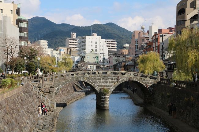 インターネットを見ていると2泊3日の長崎旅行が31,500円。<br />しかもホテルは、客室から長崎市の夜景が眺められるルークプラザホテル。ハウステンボスは入口にある日航ハウステンボスホテル。<br />さらにハウステンボスの散策入場券付。<br />とてもお得なので、別途レンタカーを予約して出かけてきました。<br />旅行費用は、朝食や飛行機の便を変更するなどしてツアー料金は約35,000円/人。<br />それとレンタカー代が11,000円。<br />ちょっと高くなりましたが自由に観光できるのでよかったです<br />今回の旅程は、<br />12月17日:大阪空港より長崎空港に行き、レンタカーで長崎市内に移動して路面電車を利用して平和公園など市内観光。<br />12月18日:グラバー園見学後軍艦島に上陸し、その後ハウステンボスに移動して園内を観光。<br />12月19日:ホテルから長崎空港に移動して帰宅。<br />長崎では魚介をはじめ美味しいものをたくさんいただき、百万ドルの夜景やハウステンボスのきれいなイルミネーションを堪能してきました。<br />今回は、初日の路面電車を使って観光した長崎市内を紹介します。<br />長崎にはたくさんのB級グルメがあり、ついつい食べすぎてしまいました。<br />
