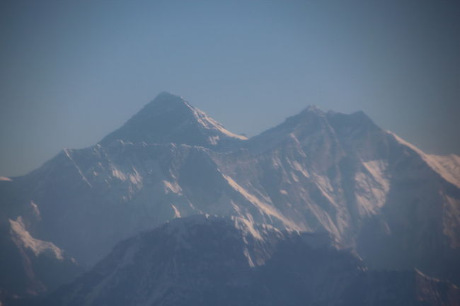 ２０１７年１２月８日（金）から１２月１６日（土）まで９日間の阪急交通社のツアーで、ネパール旅行に出かけてきました。<br /><br />ヒマラヤアンナプルナ山脈を望みながらの３日間のトレッキング？（ハイキング）を中心としたツアーで、そのほかポカラ・カトマンズ周辺の観光をしてきました。<br /><br />天候に恵まれ、エベレストを始めとしたヒマラヤの山々を見ることができました。<br /><br /><br />【日程】<br />１日目〔１２月８日（金）〕<br />２２：２０　羽田空港集合<br /><br />２日目〔１２月９日（土）〕<br />TG-661便　　０：２０羽田発　５：２５バンコク着<br />TG-319便　１０：３０バンコク発　１２：４５カトマンズ着<br />　　　　　　バクタプル観光　ナガルコット泊<br /><br />３日目〔１２月１０日（日）〕<br />　　　　　　ホテルから約２．５Kmのウォーキング<br />　U4-609便　１４：１０カトマンズ発　１４：３５ポカラ着<br />　　　　　　　ペワ湖遊覧　　　　　ポカラ泊<br /><br />４日目〔１２月１１日（月）〕<br />　　　　　　バスでカンデへ<br />　　　　　　カンデからオーストラリアンキャンプまでハイキング<br />　　　　　　（歩行時間：約４時間、歩行距離８ｋｍ、標高差310ｍ）<br />　　　　　　　　　　　　オーストラリアンキャンプ泊<br /><br />５日目〔１２月１２日（火）<br />　　　　　　オーストラリアンキャンプからアスタムコットまでトレッキング<br />　　　　　　（歩行時間：約４時間、歩行距離１３ｋｍ、標高差530ｍ）<br /><br />６日目〔１２月１３日（水）<br />　　　　　　アスタムコットからヘムジャまでトレッキング<br />　　　　　　（歩行時間：約１時間、歩行距離４km、標高差440m）<br />　　　　　　ポカラ市街観光<br /><br />７日目〔１２月１４日（木）<br />　U4-604便　９：３０ポカラ発　９：５５カトマンズ着<br />　　　　　　カトマンズ市内観光、チャンドラギリの丘観光<br />　　　　　　スワヤンブナー観光<br /><br />８日目〔１２月１５日（金）<br />　　　　　　　８：４０エベレスト遊覧飛行<br />　TG-320便　１３：５５カトマンズ発　　１８：３０バンコク着<br />　TG-682便　２３：１５バンコク発<br /><br />９日目〔１２月１６日（土）<br />　　　　　　　６：５５羽田着<br /><br /><br />なお、ブログにも記録を残してありますので、よろしかったら見に着てください。<br />　【アトムの旅】　http://sabu3615.blog.fc2.com/<br />