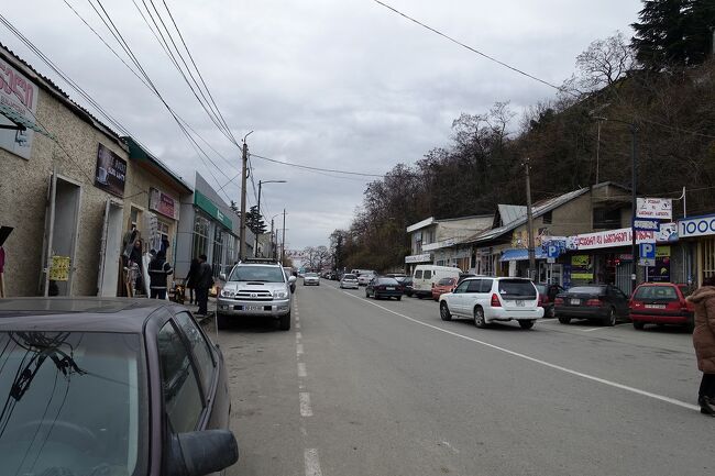 いよいよカヘティ（Kakheti）地方にあるぶどうの街テラヴィ（Telavi）へ向かいます。これで今回の旅の主な目的をやっと果たせます。この町へ行くために、はるばるジョージアまでやって来たのです。<br /><br />目的地のテラヴィはトビリシの北東に位置し、その間に大きな山があります。そのため、タクシーでその山をくねくね道で越えて行くか、マルシュルートカ（Marshrutka）というマイクロバスを使って山を大きく迂回するか？手法は限られてしまいます。<br /><br />今回はマイクロバスに乗って行きたいのですが、事前の情報は殆どありません。結構行き当たりばったりの旅になりそうです。どんな旅になるでしょうか？<br />